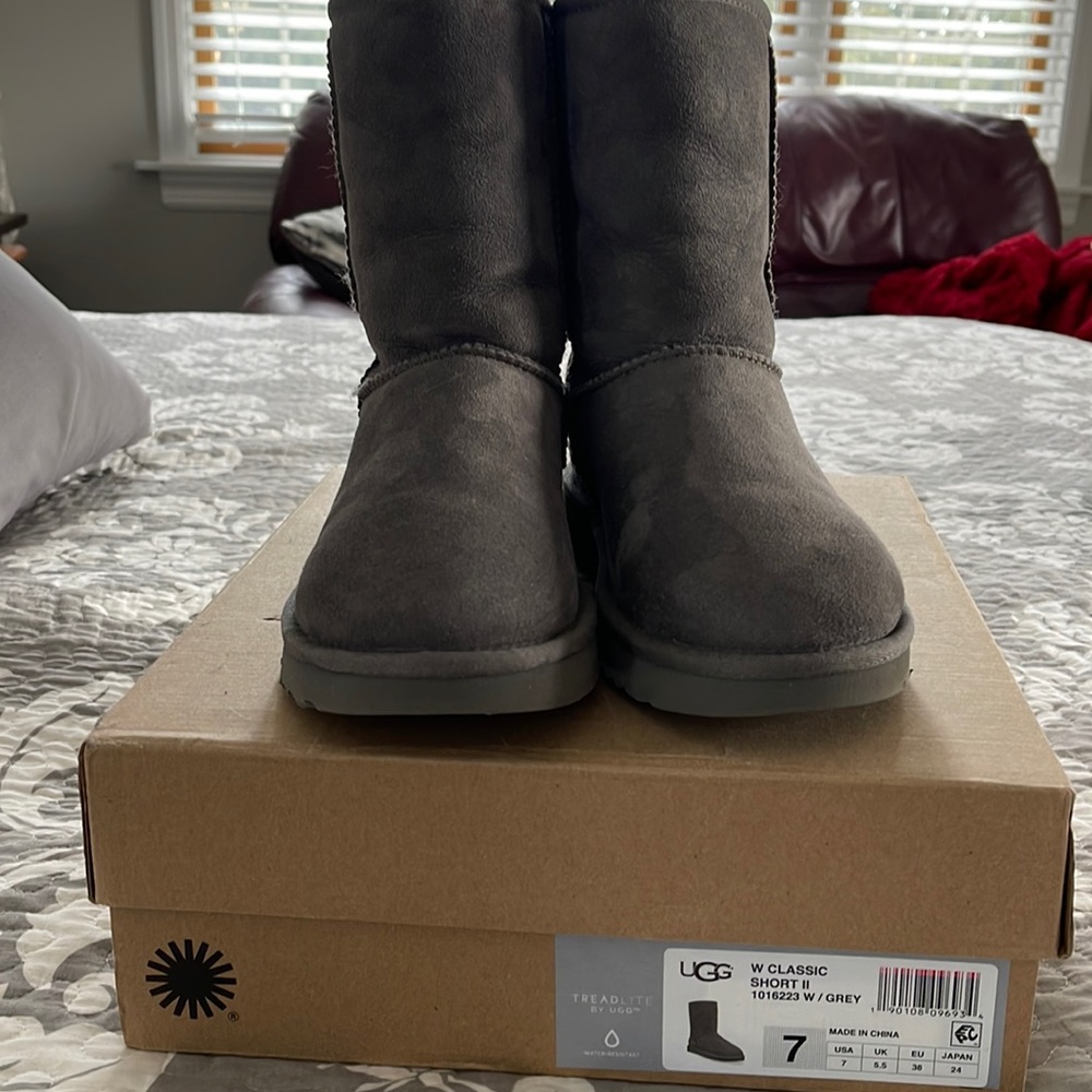 UGH CLASSIC SHORT II BOOT size 7